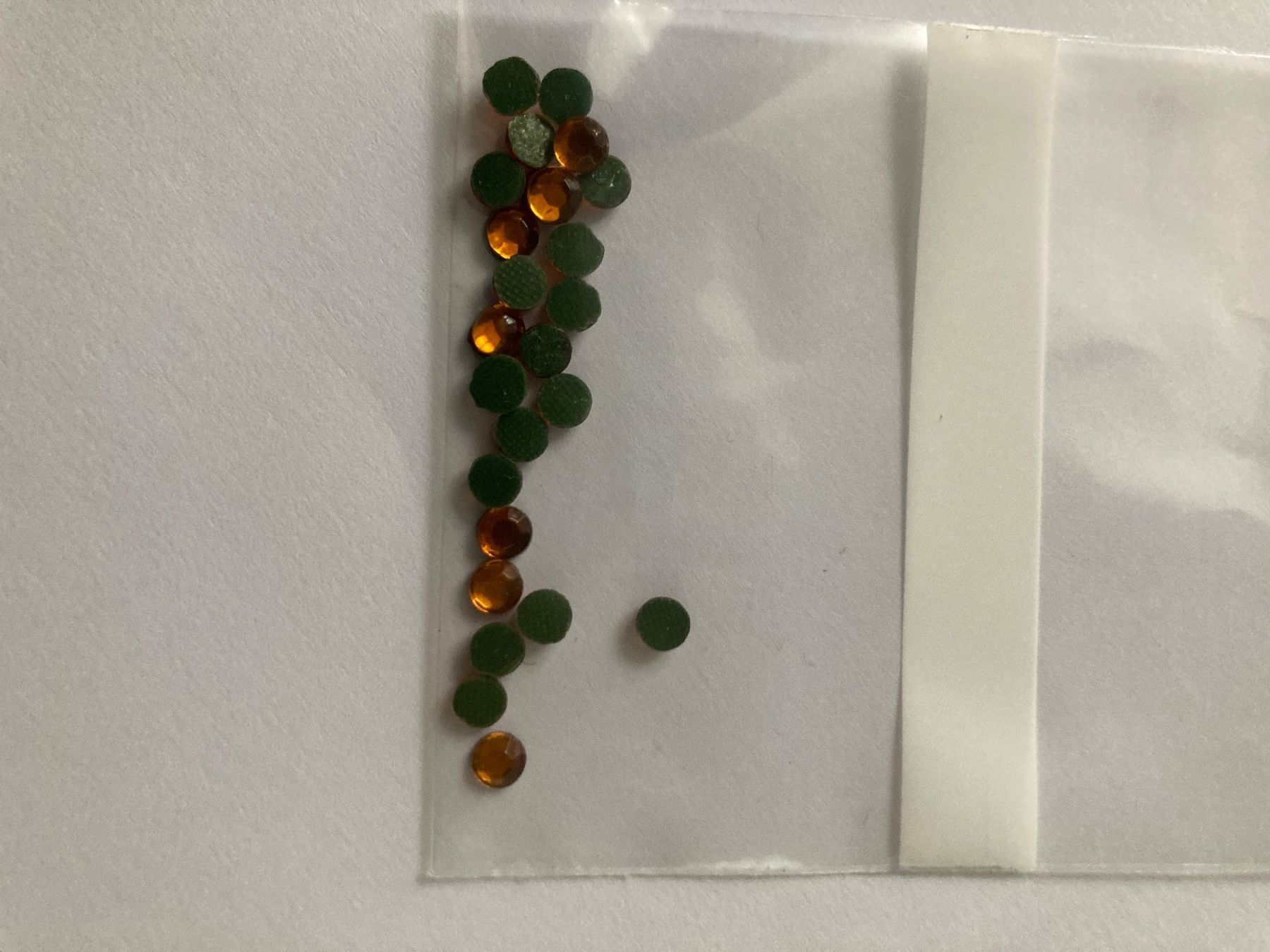 Kit bricolage: Hotfix Strasssteine Cognac 4 mm, 200 St – Nuovo (secondo la descrizione) da Erlach venduto da Schaliko 1