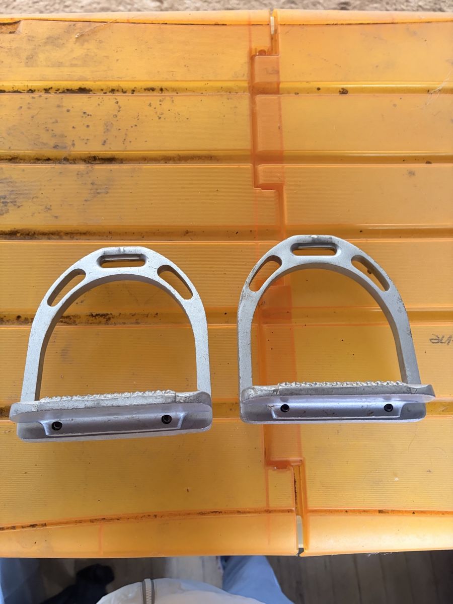 Sattel & Sattelzubehör: Étriers aluminium  – Gebraucht aus Lavigny von Lea_9rxv
