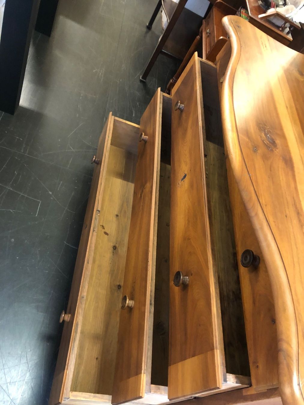 Kommoden: Alte Holz-Kommode mit vier Schubladen – Gebraucht aus Brunnen von Allerwaren 9
