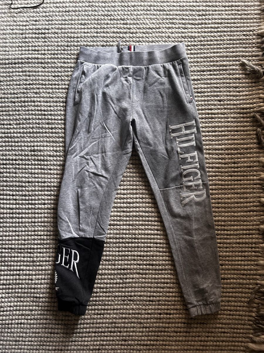 Tommy Hilfiger Pantaloni: Tommy Hilfiger Jogginghose grau – Usato da Teufen ZH venduto da jas_8yhh