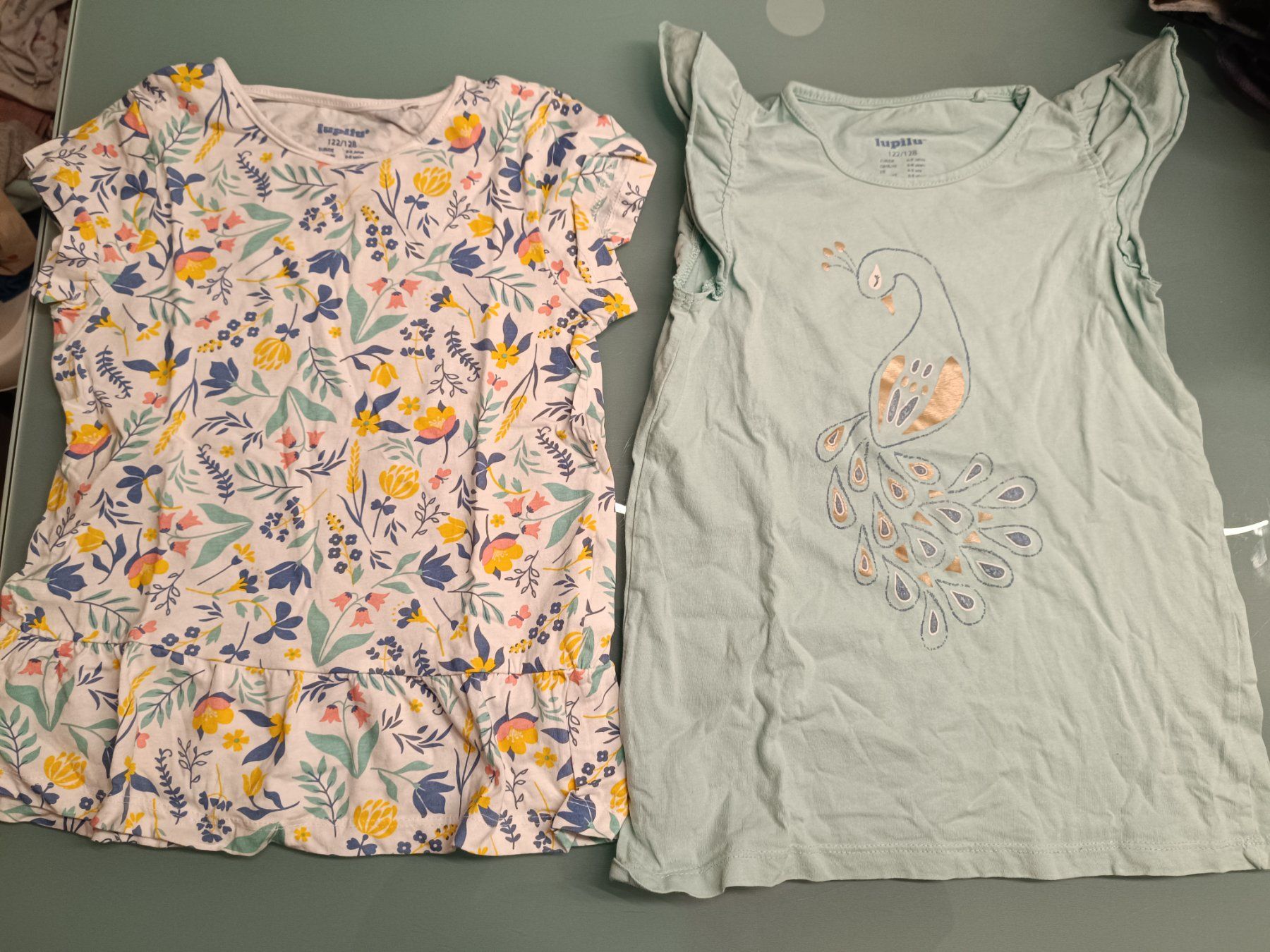 Kleiderpakete & -sets: 2 T-Shirt 122/128, davon eines neu – Gebraucht aus Wohlen AG von Fabe3