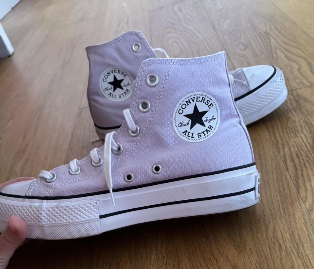 Converse Damenschuhe: Purple high top converse – Gebraucht aus Commugny von n_a_m2tv