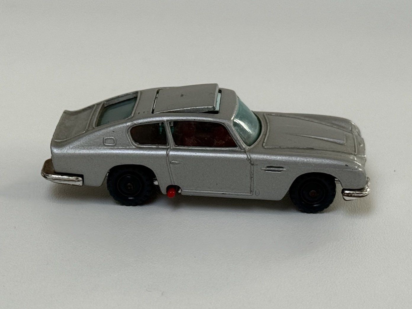 Aston Martin Modellini d'auto: Husky Aston Martin DB5 James Bond 007 – Siège éjectable – Usato da Denges venduto da peumens 5