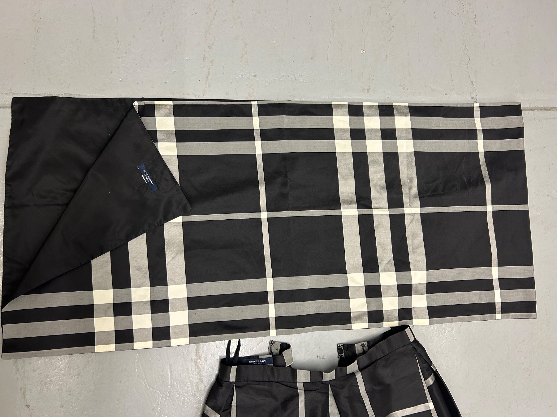 Burberry Röcke: Burberry Rock mit Schleife – Gebraucht aus Bern von floorball_zoro 2