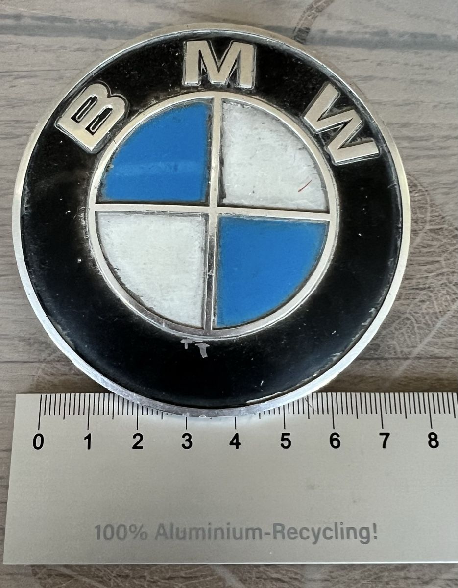 BMW Toutes les pièces auto: BMW Emblem aus Metall  – D'occasion à Sevelen par Ritiplampi 2