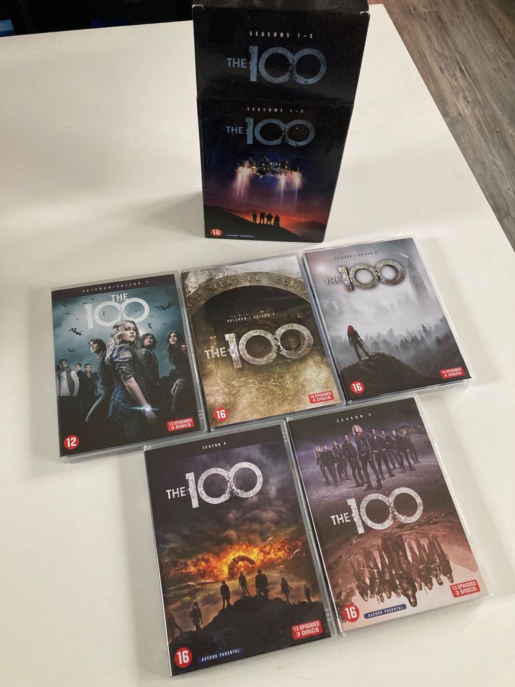 Tutti i DVDs: The 100 Saisons 1 à 5 Coffret DVD, comme neuf. – Nuovo (secondo la descrizione) da Bassecourt venduto da CALUMET-X 3