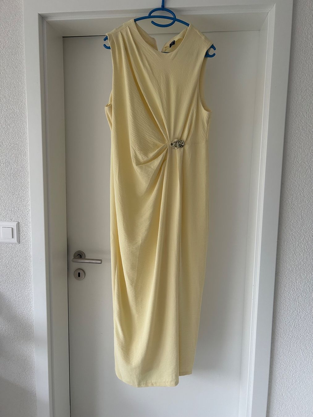 Kleider: Robe jaune beurre neuve – Gebraucht aus Courrendlin von loko2910
