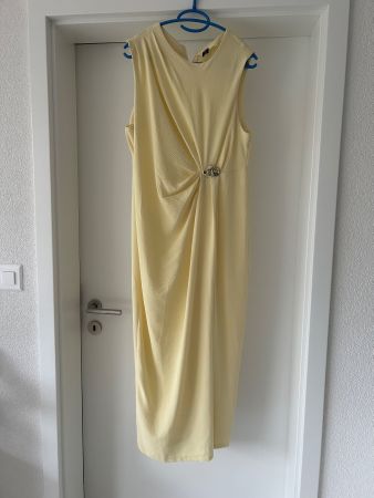 Robe jaune beurre neuve