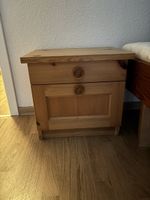 Nachttisch aus massivem Kiefernholz mit zwei Schubladen