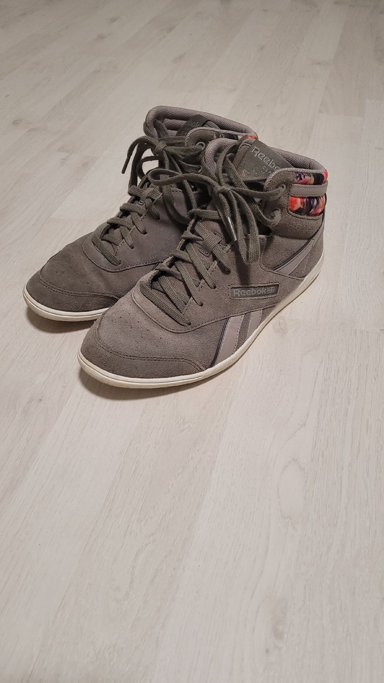 Reebok Scarpe da donna: Reebok Freestyle Hi Sneaker, Gr. 39 – Usato da Schöftland venduto da Aktion56 1