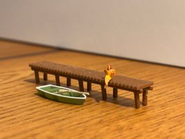 A0112: Bootssteg mit Figur und Ruderboot (Spur N)