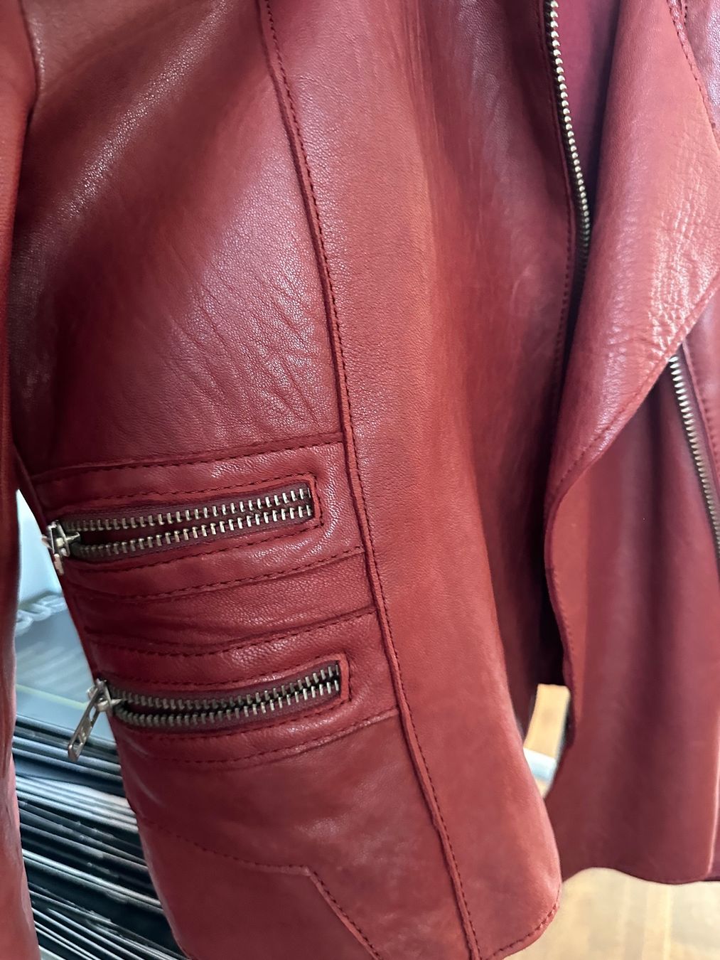 Maje Giacche: Bordeauxrote Lederjacke von maje – Usato da Dübendorf venduto da suv_7dsx 6