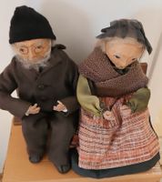 Altes Niedliches Puppen-Pärchen,auf Holz Bank