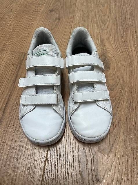 Chaussures garçon: Turnschuh von Adidas Gr. 32 – D'occasion à Pfäffikon Sz par alar