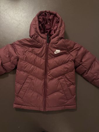Nike Winterjacke für Kinder in Bordeaux gut erhalten