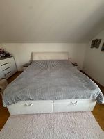 Bequemes Polsterbett mit Stauraum für Bettwäsche + Kopfteil