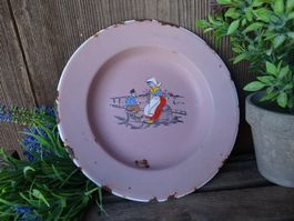 antiker rosa kinderteller mit zuckerguss figur Email Emaille