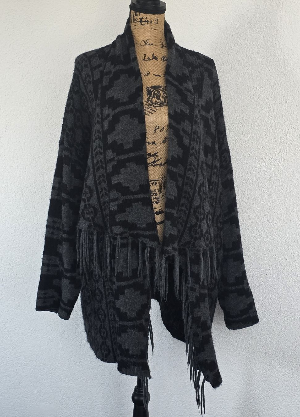 Giacche: Warme Strickjacke/Cardigan mit Fransen, Grau/Schwarz – Usato da Rheinsulz venduto da Gilea