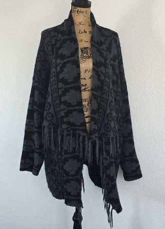 Warme Strickjacke/Cardigan mit Fransen, Grau/Schwarz