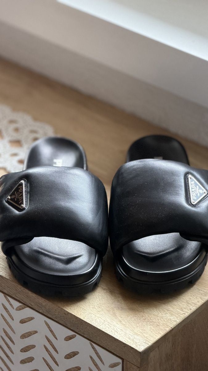 Prada Scarpe da donna: Prada Leder Pantoletten, schwarz, Gr. 39,5 – Nuovo (secondo la descrizione) da Steinach venduto da Pumuckeli1