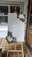 Willkommenstafel mit Blumen