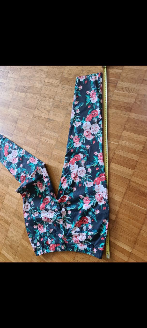 Hosen: Hosen Blumenmuster von MohitoGrösse 38 top – Gebraucht aus Emmenbrücke von gatasalvache 8