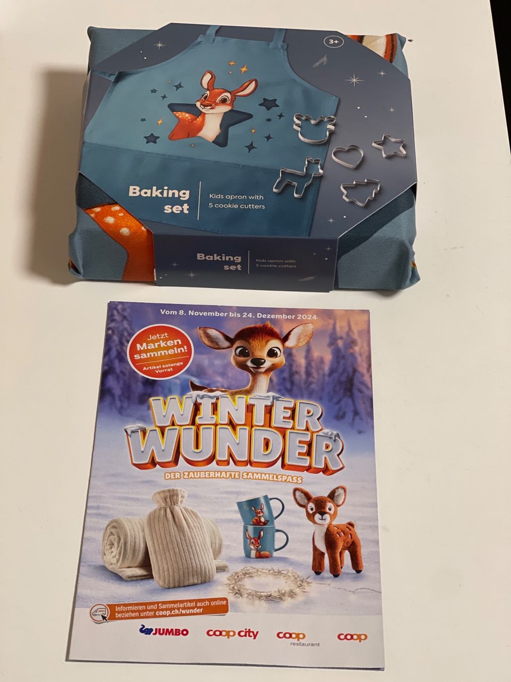 Teglie da forno: Coop- Winter Wunder- Kochschürze inkl. Ausstechförmchen – Nuovo e nell'imballaggio originale da Gelterkinden venduto da cobra0110
