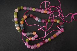 Turmalin Würfel 5mm Strang  Multi Color Räumung (1)