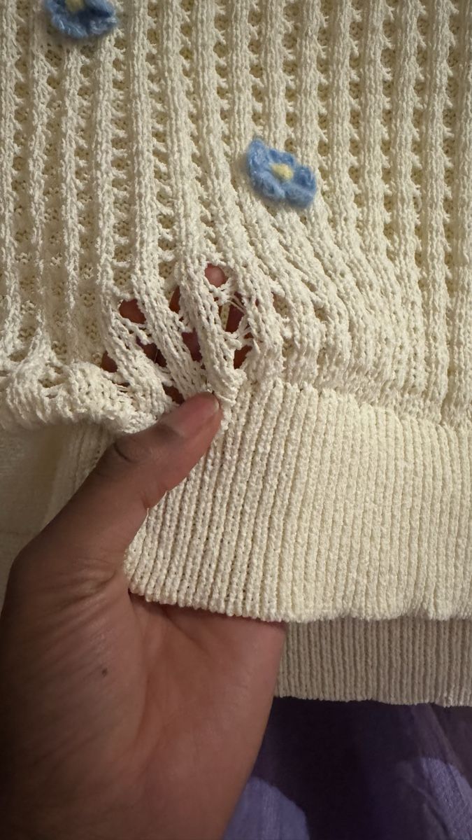 Top: Pull d'été crème avec fleurs bleues – Nuovo (secondo la descrizione) da St. Gallen venduto da lor_q58n 2