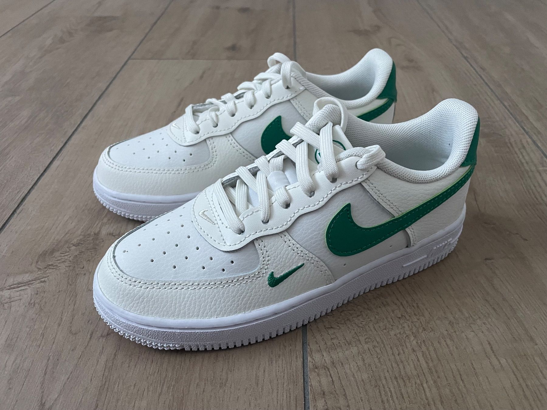 Nike Scarpe per ragazzi: Nike Force 1 Gr. 31.5 NEU! – Nuovo e nell'imballaggio originale da Waltenschwil venduto da hansnine