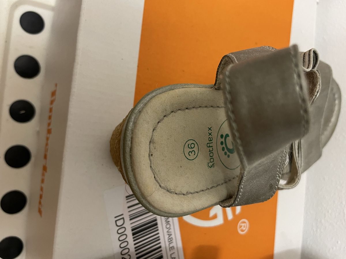 Scarpe da donna: Sandali Argento n. 36 – Usato da Cagiallo venduto da Misschiacci- 3