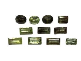 TRES RARE - Lot 11x Péridots à Ludwigites 20.24 ct