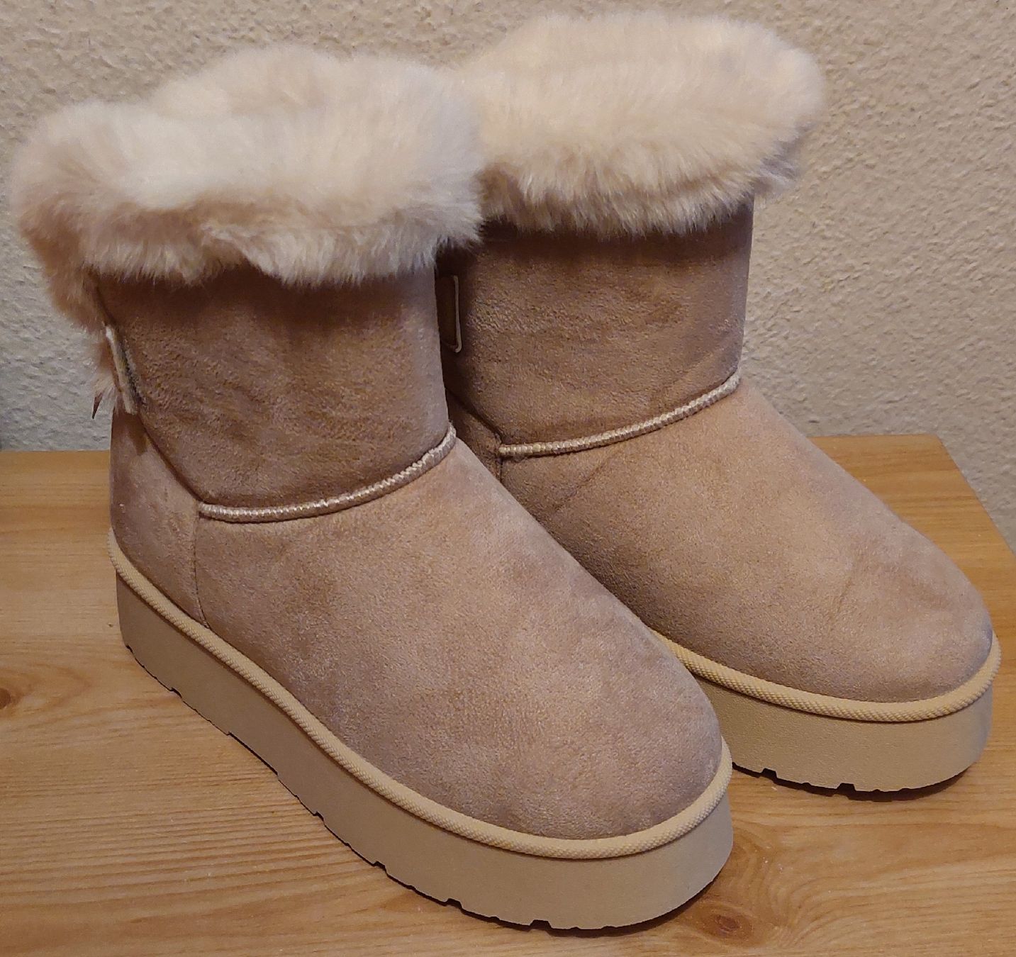 Scarpe da donna: Neue Stiefel beige, Gr. 37.5 – Nuovo (secondo la descrizione) da Oberwil BL venduto da Hunajakakku