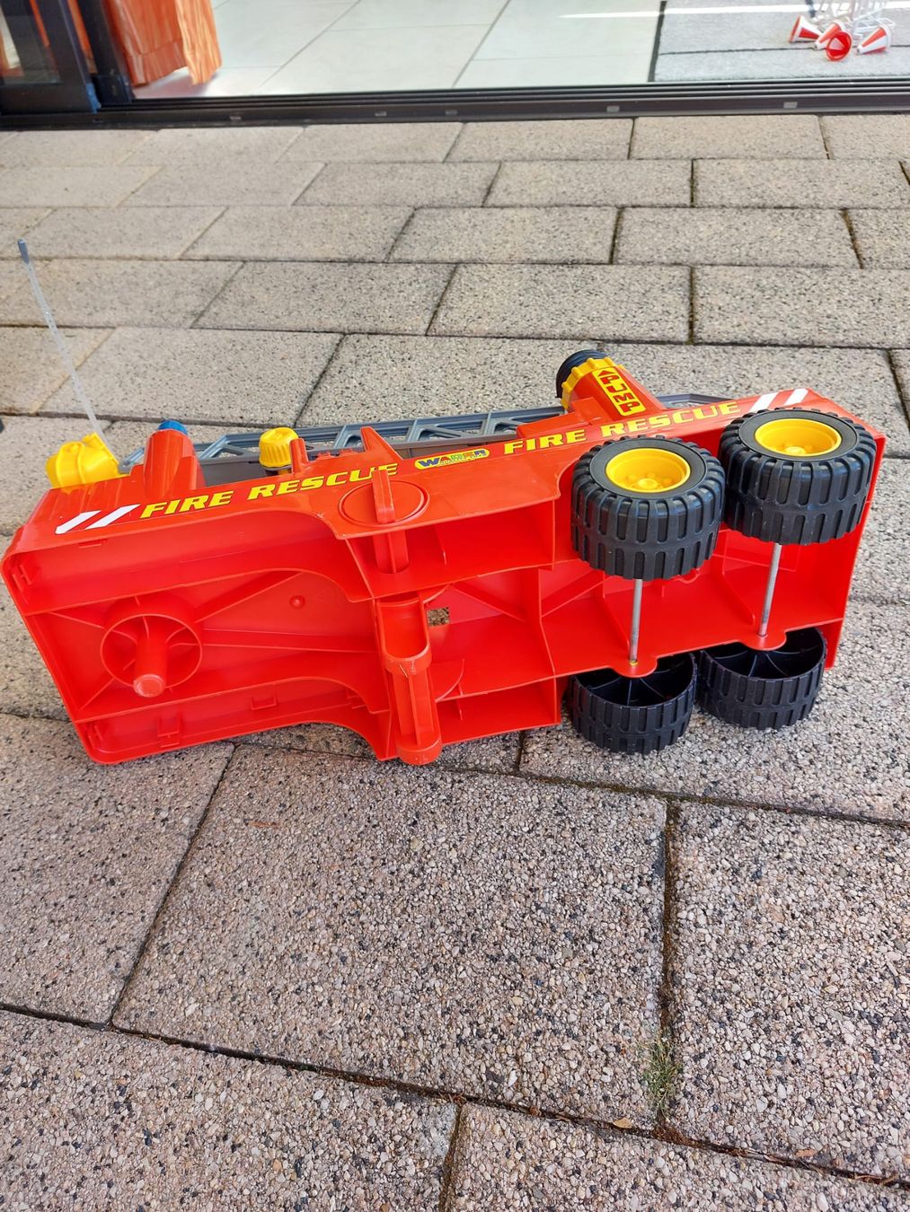 Spielzeuge: Feuerwehr Auto mit Zubehör Länge 77cm – Gebraucht aus Lausen von Chaldrian 4