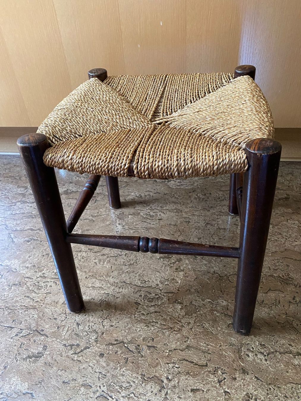 Sgabelli: Antiker Hocker mit originaler Bespannung, sehr bequem. – Usato da Stein AR venduto da claire009
