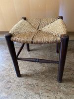 Antiker Hocker mit originaler Bespannung, sehr bequem.