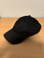 Schwarzes Cap mit Klettverschluss, bei 30 Grad waschbar