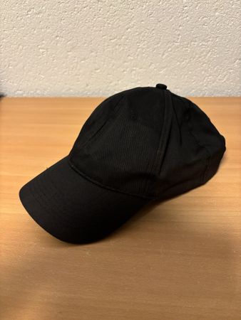 Schwarzes Cap mit Klettverschluss, bei 30 Grad waschbar
