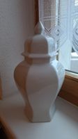 Weisse, dekorative Porzellanvase mit Deckel