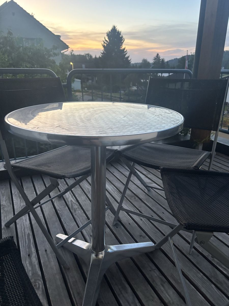Tische: Bistrotisch Alu – Gebraucht aus Halden von leyla_ze