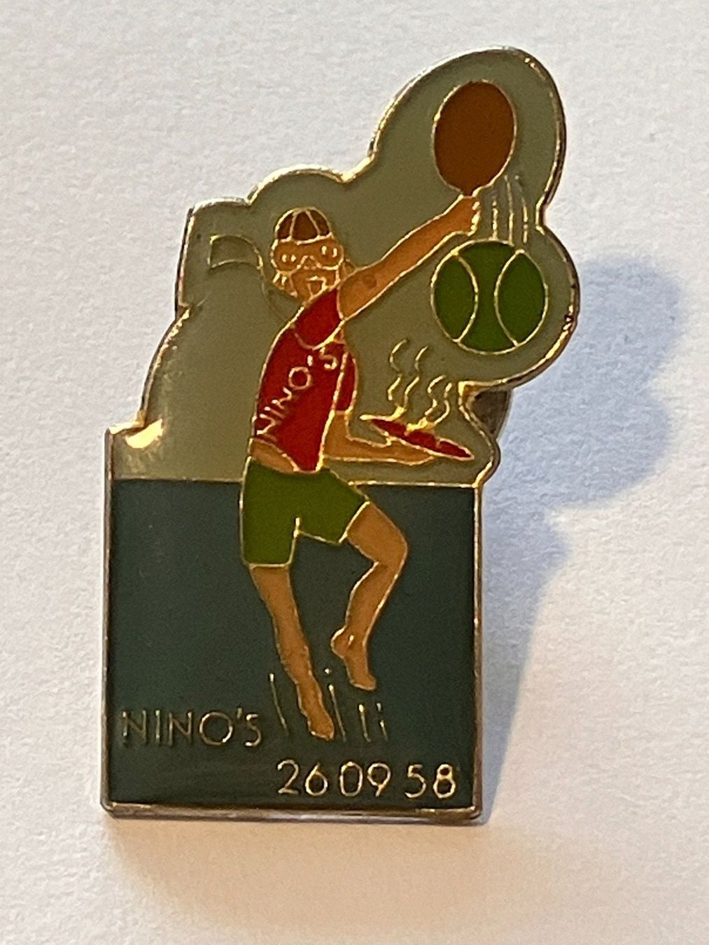 Plaquettes & Badges: 1 Pin Nino's 26 09 1958 – D'occasion à Basel par djwwpp