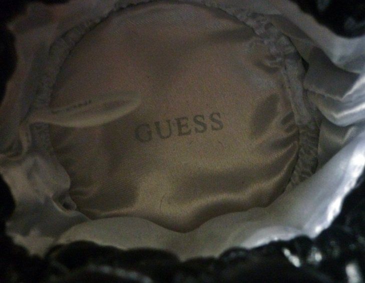 Guess Montres: 2 GUESS- Schmuck-/ Uhrenbeutel – D'occasion à Adliswil par di_hans 5