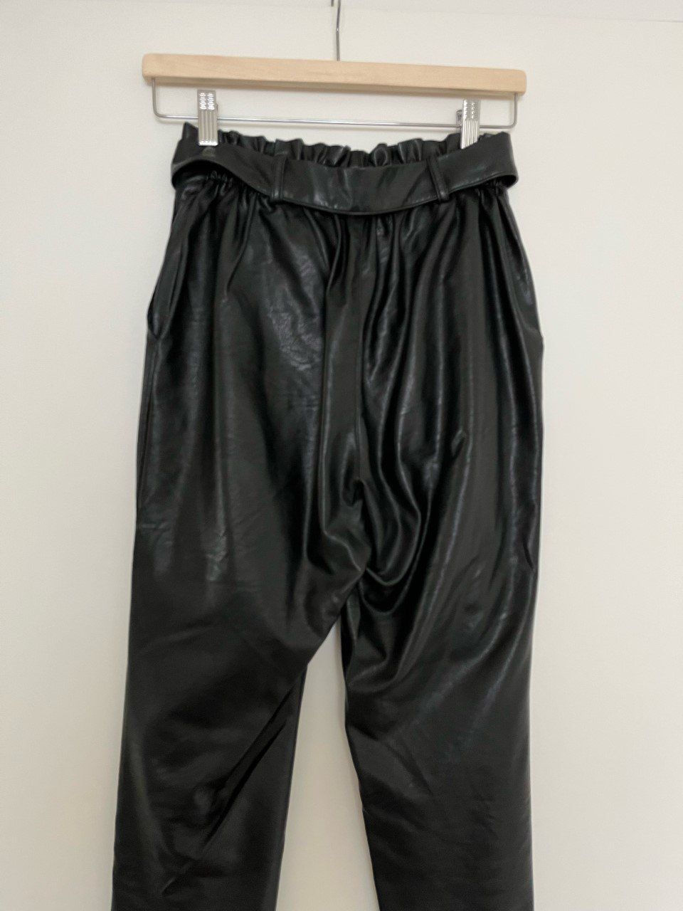 Pantaloni: Hose in Lederoptik mit Gürtel Gr. S, Farbe schwarz – Nuovo (secondo la descrizione) da Triesen venduto da dardaleni 4