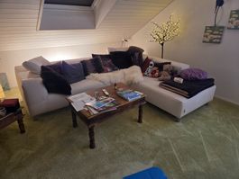 Grosses helles Sofa mit div. Kissen