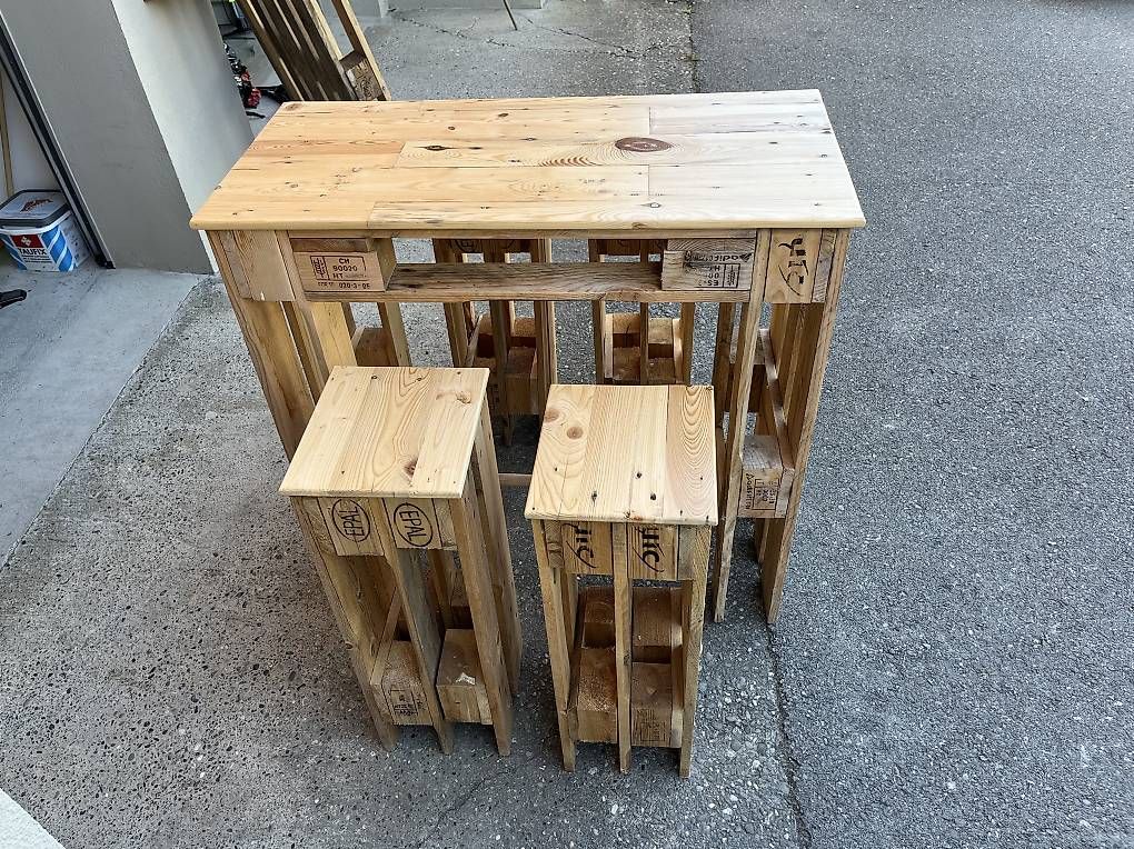 Set de table et chaises: Bar en palettes et tabourets  – D'occasion à Sugiez par Essenti3L 1