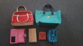 Set aus Kosmetikkoffern und Geldbörsen