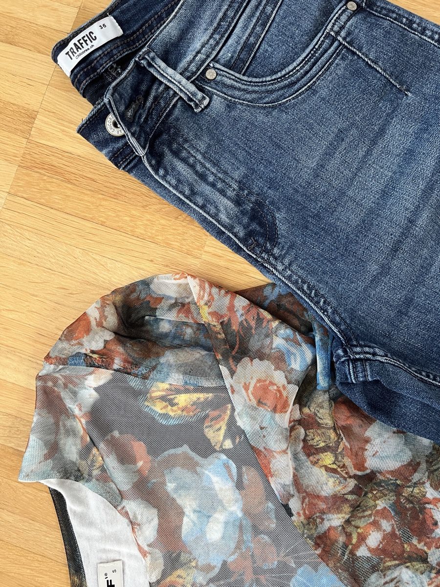 Lotti di vestiti: Jeans mit Blusenshirt Gr 36 – Usato da Ittigen venduto da franzis6 1