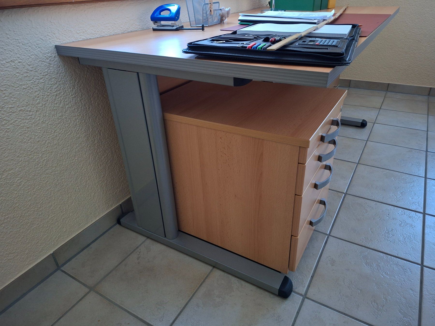 Scrivanie: Schreibtisch mit Schubladenstock – Usato da Mümliswil venduto da aloischrist 1