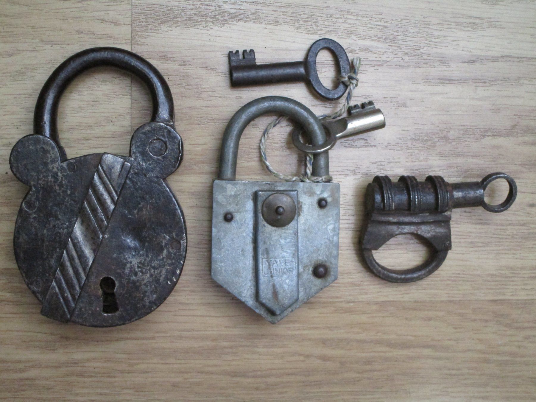Cadenas: 3 antike Vorhängeschlösser – D'occasion à Heimberg par Lupo57
