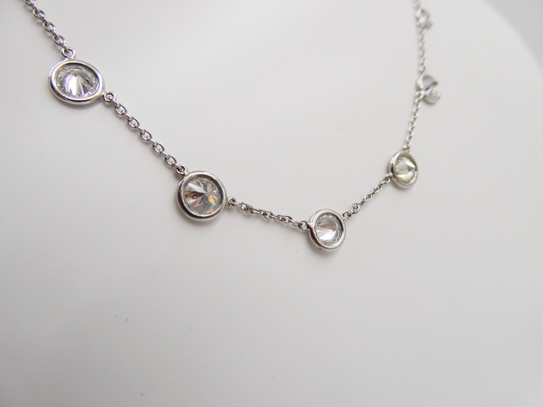 Gübelin Catenine: WEISSGOLDCOLLIER MIT EINZELNEN BRILLANTEN – Usato da Luzern venduto da EdiGem 4
